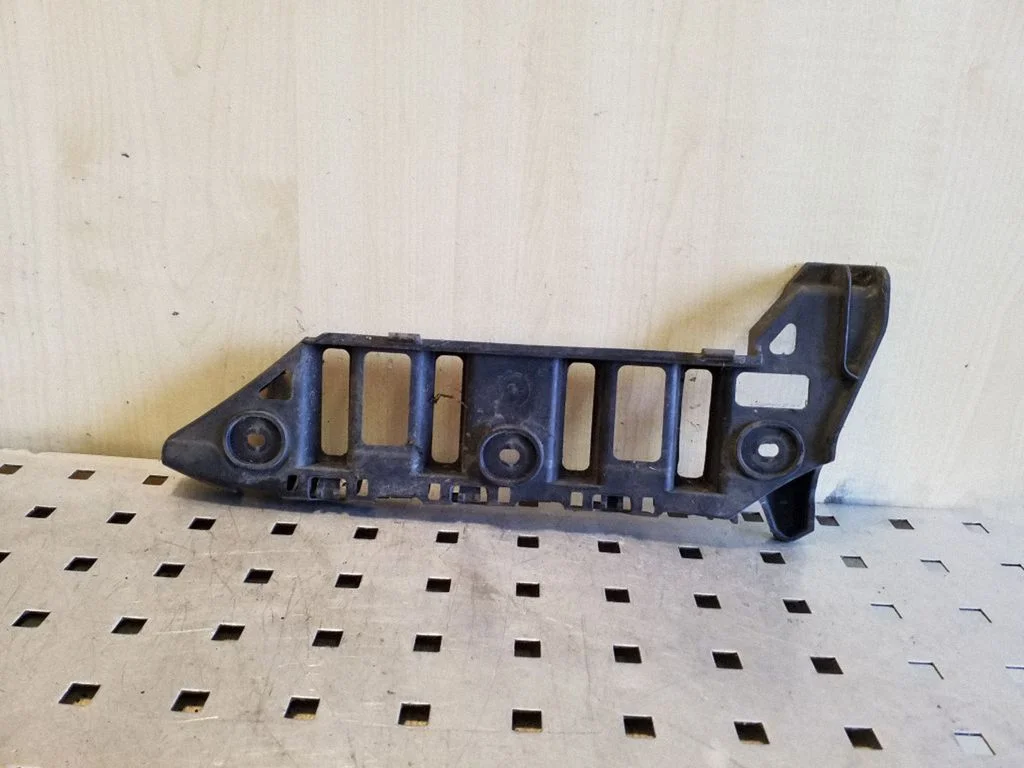 Front bumper mounting bracket 1T0807184A