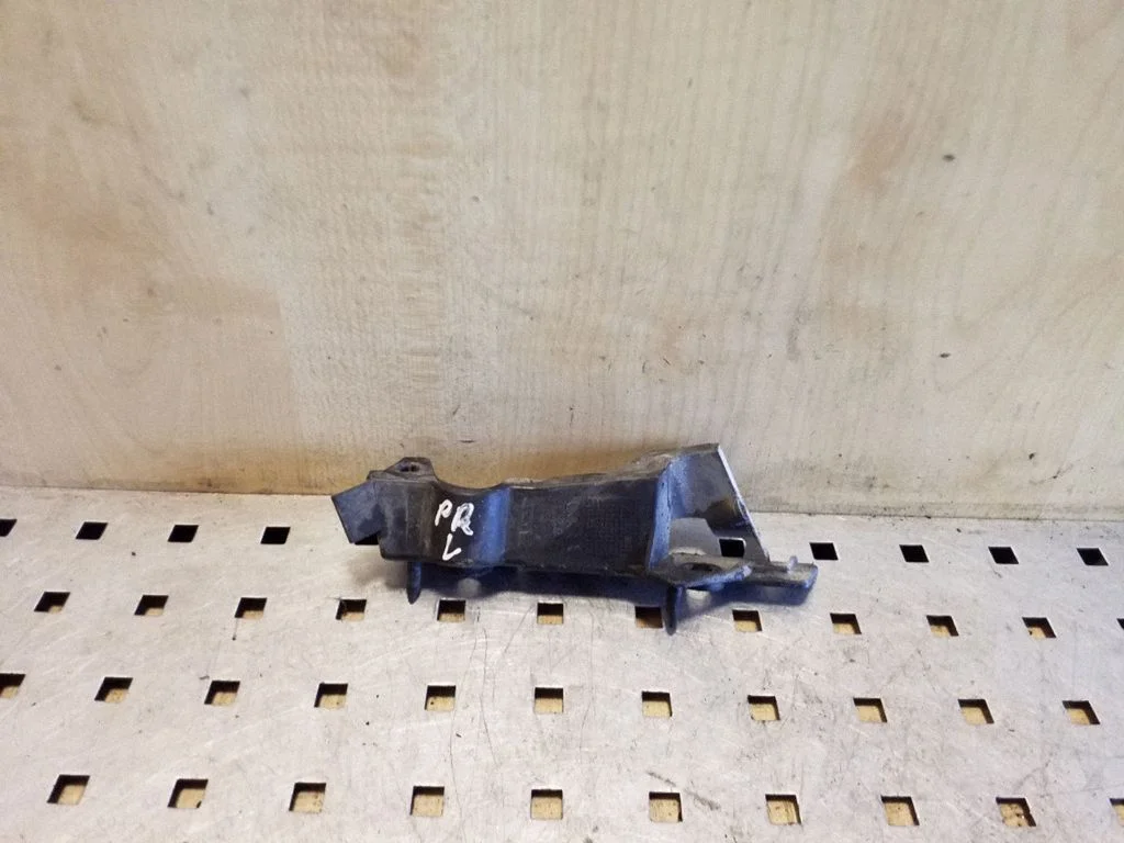 Front bumper mounting bracket 8K0807283