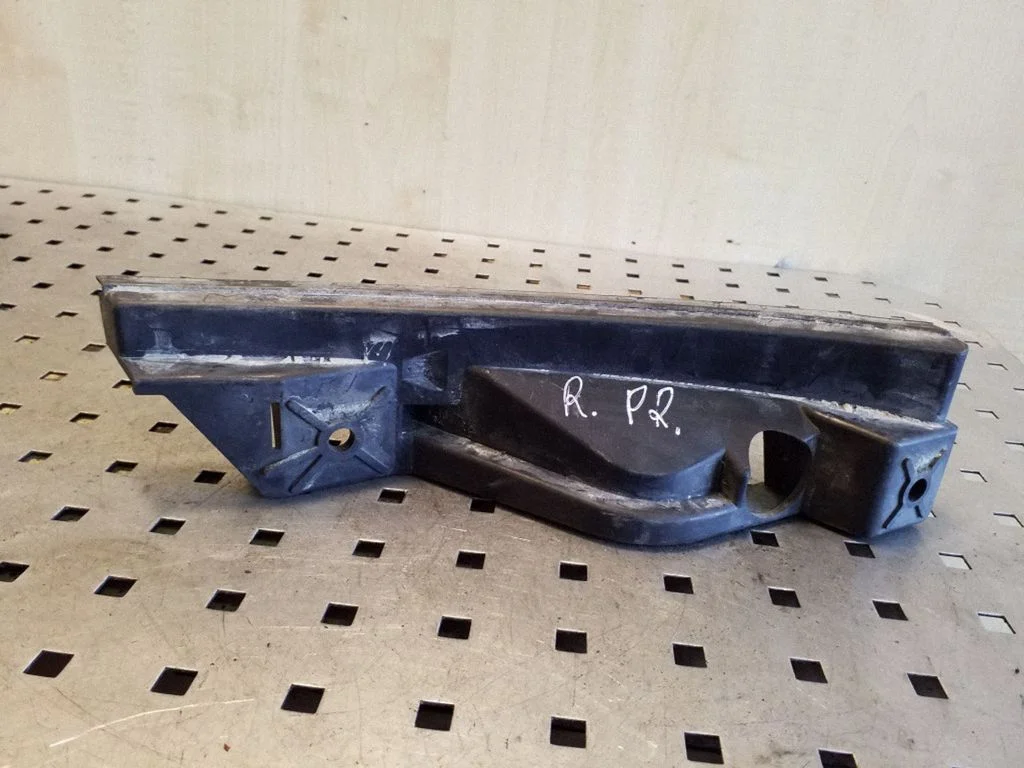 Front bumper mounting bracket 1T0807890A