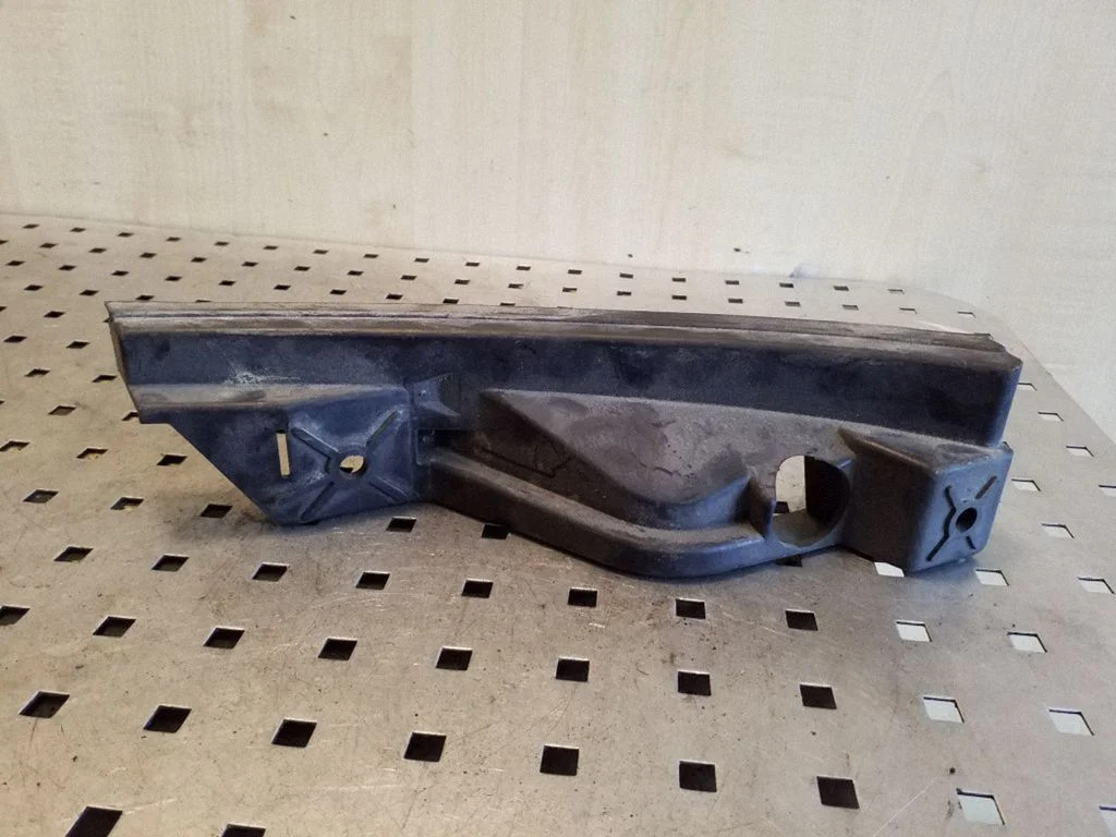 Front bumper mounting bracket 1T0807890A