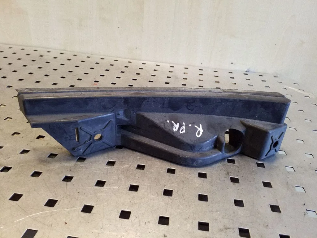 Front bumper mounting bracket 1T0807890A
