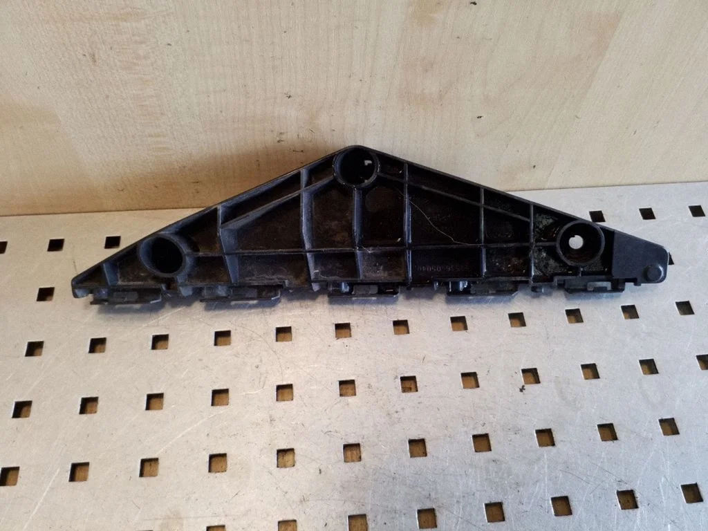 Front bumper mounting bracket – Toyota Avensis T270 (2009-2012)