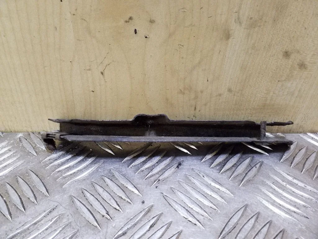 Esistange kinnitusklamber A1648800314