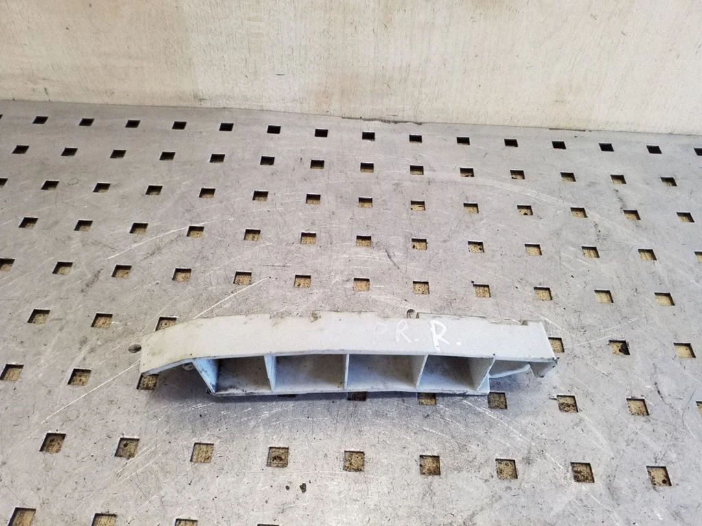 Esistange kinnitusklamber BM5117D958 – Ford Focus (2010-2017)