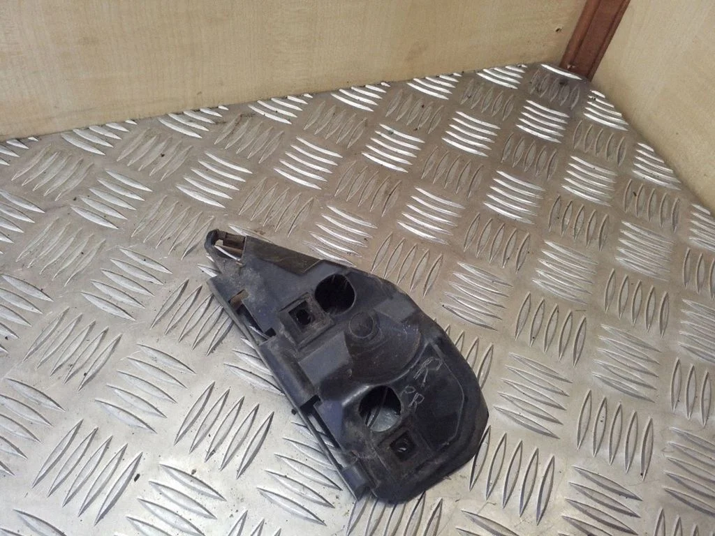 Front bumper mounting bracket 31265397