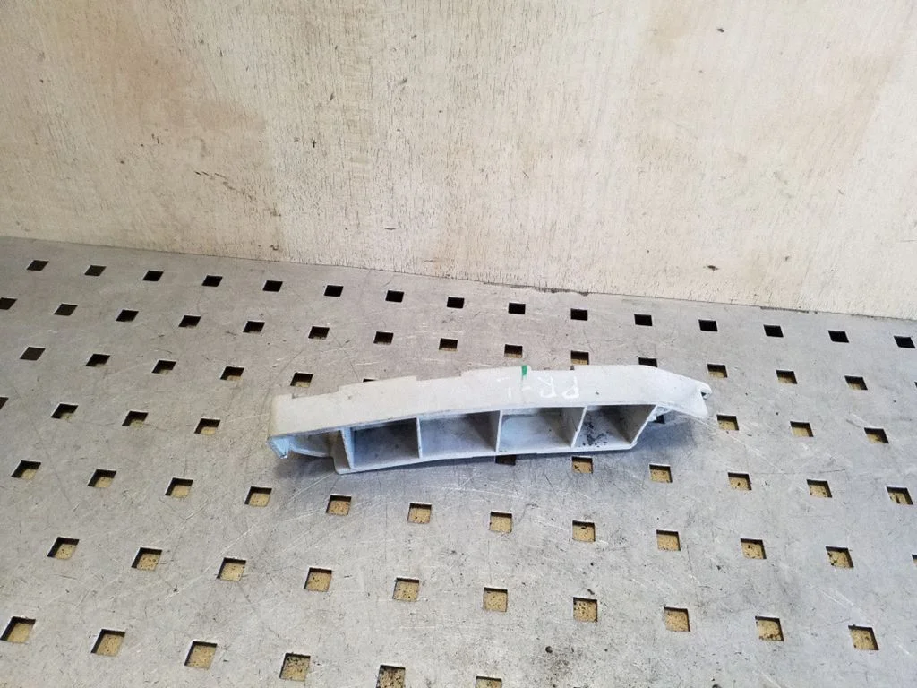 Esistange kinnitusklamber BM5117D959 – Ford Focus (2010-2017)