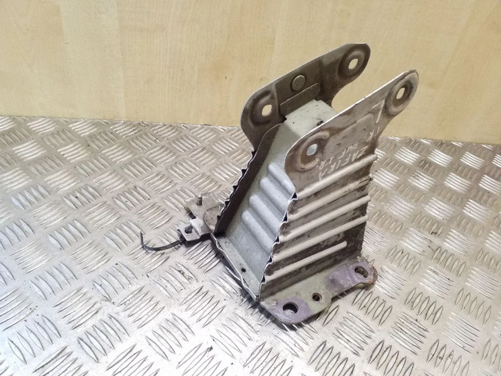 Front bumper mounting bracket – left