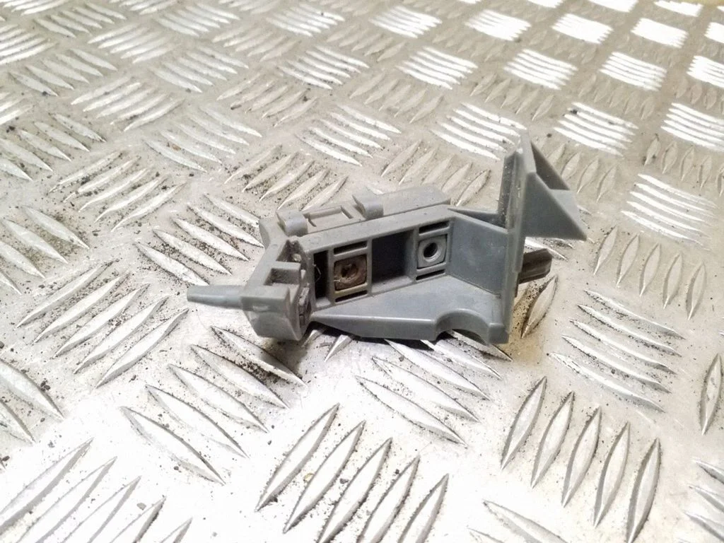 Front bumper mounting bracket – Toyota RAV 4 (XA20) (2000-2005)