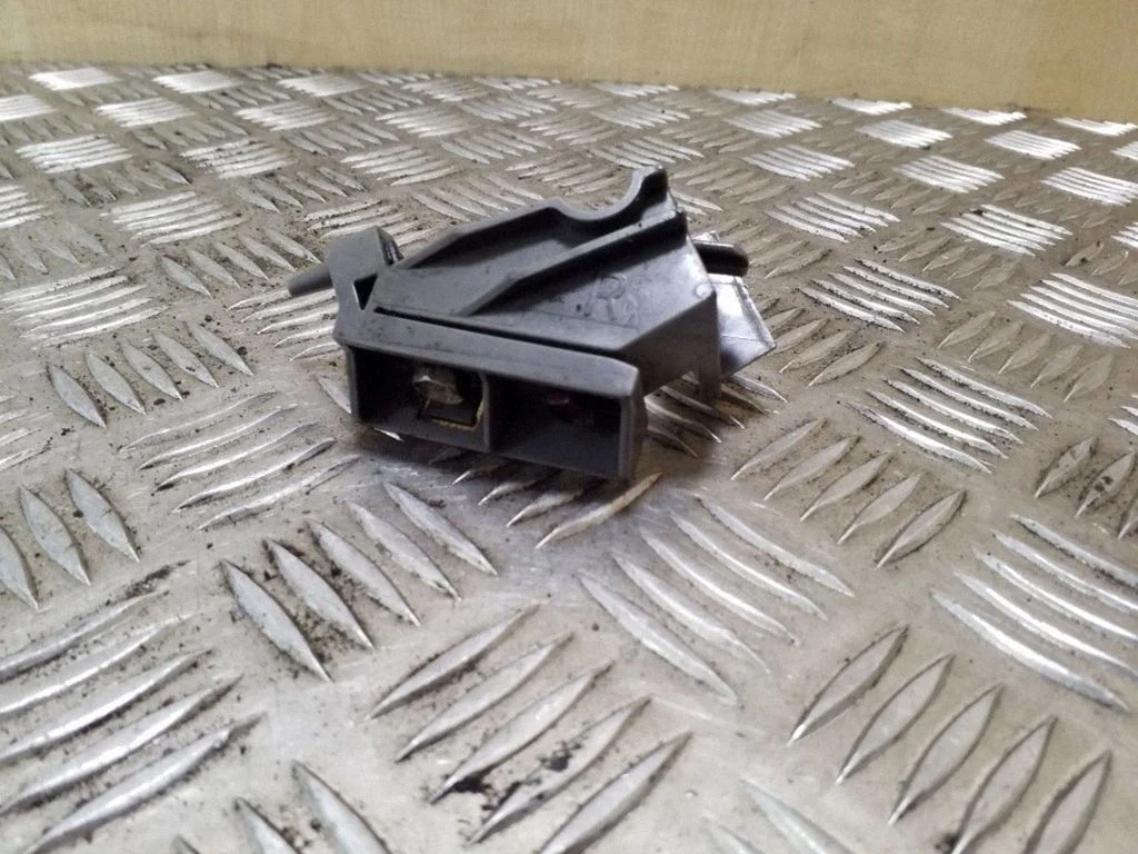 Front bumper mounting bracket – Toyota RAV 4 (XA20) (2000-2005)