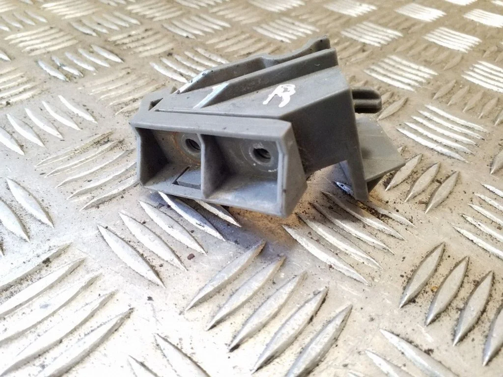 Front bumper mounting bracket – Toyota RAV 4 (XA20) (2000-2005)