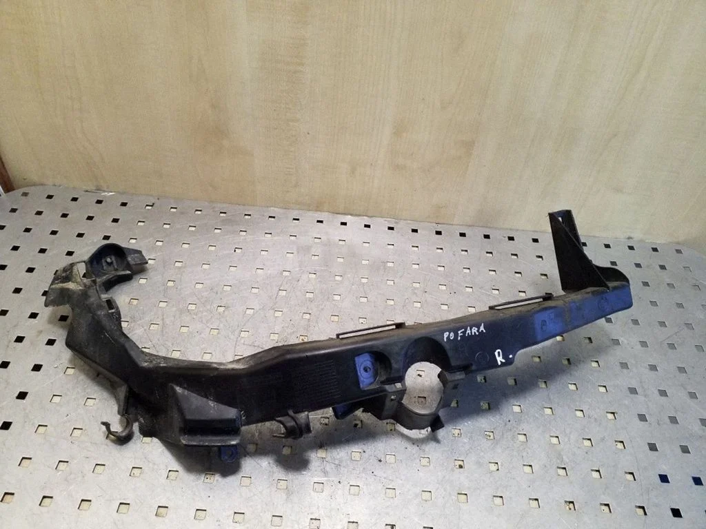 Front bumper mounting bracket 51647138402