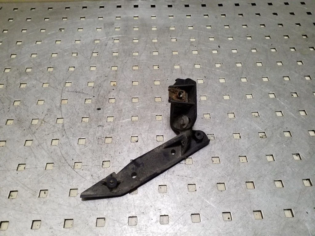 Front bumper mounting bracket 7058448