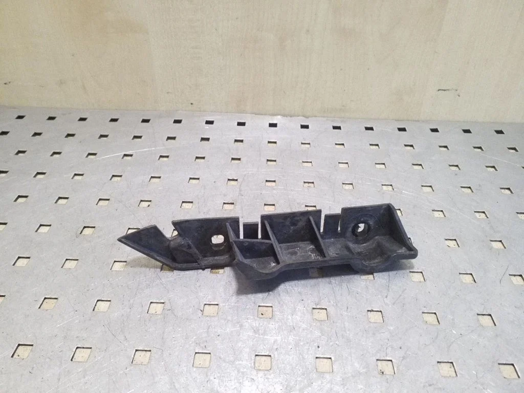 Priekšējā bampera turētājs 8T0807284A