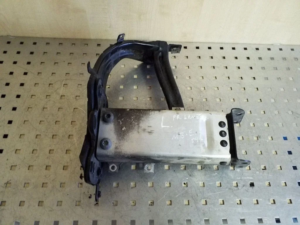 Front bumper mounting bracket – left