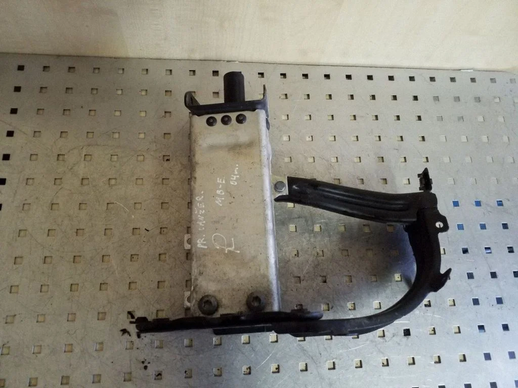 Front bumper mounting bracket – right