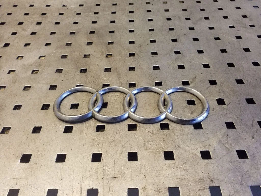 Manufacturer badge logo/emblem