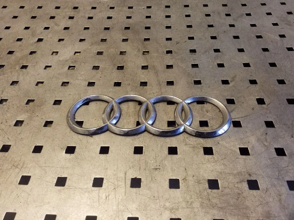 Manufacturer badge logo/emblem