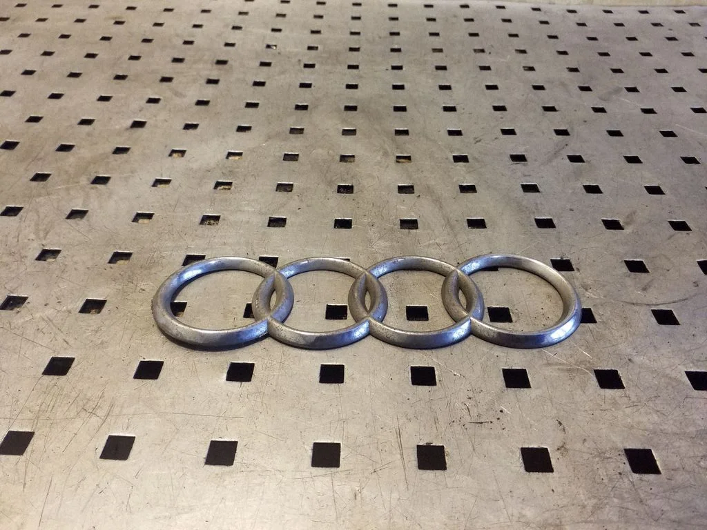 Manufacturer badge logo/emblem