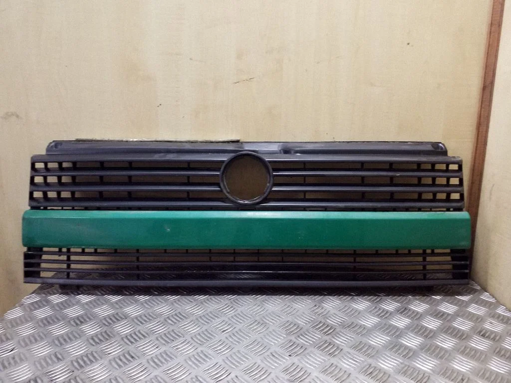 Esistange ülemine radiaatorivõre 701853653C