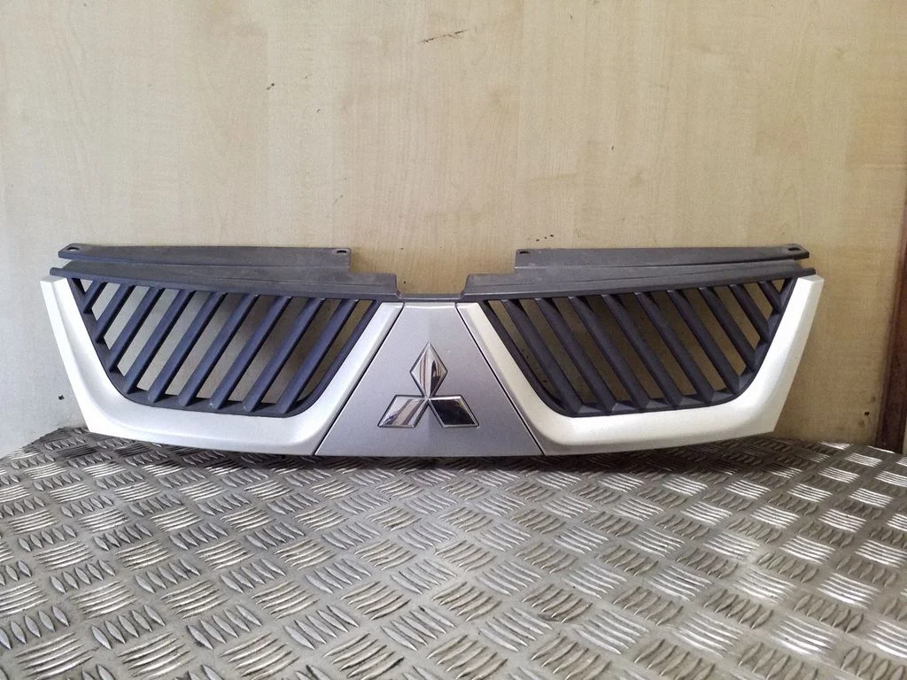 Front bumper upper radiator grill 7450A037ZZ