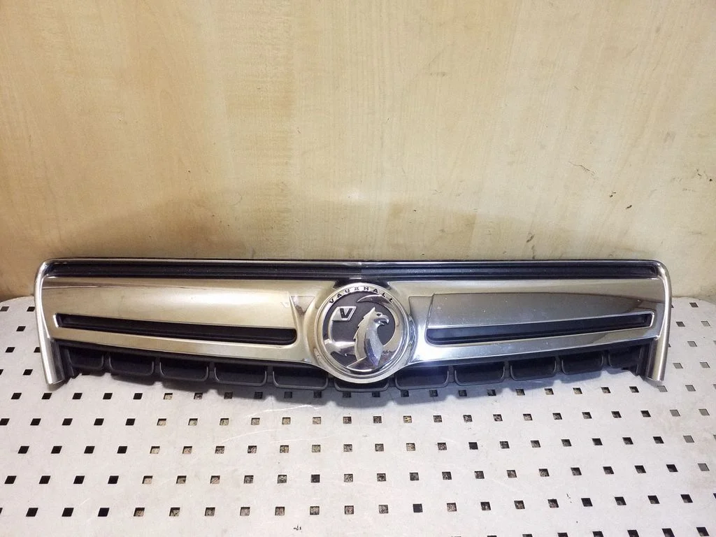 Front bumper upper radiator grill 25983424