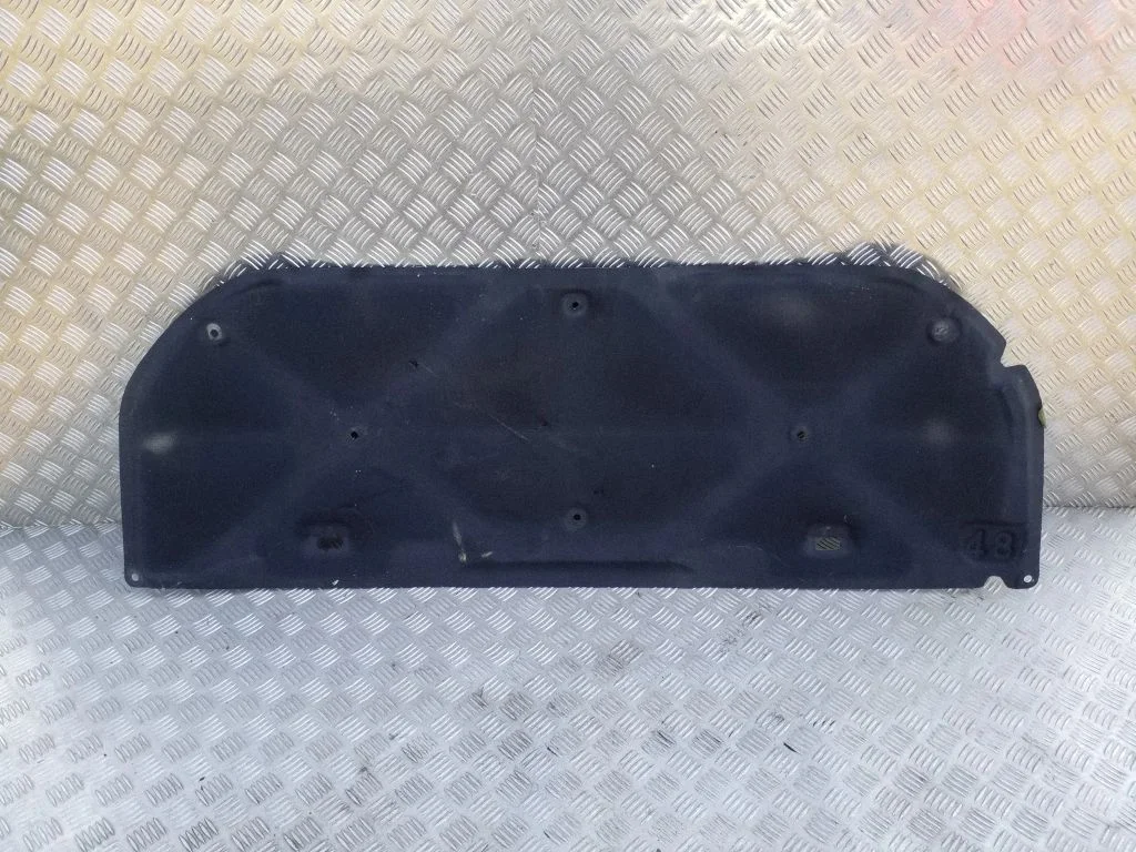 Engine bonnet/hood sound/heat insulation