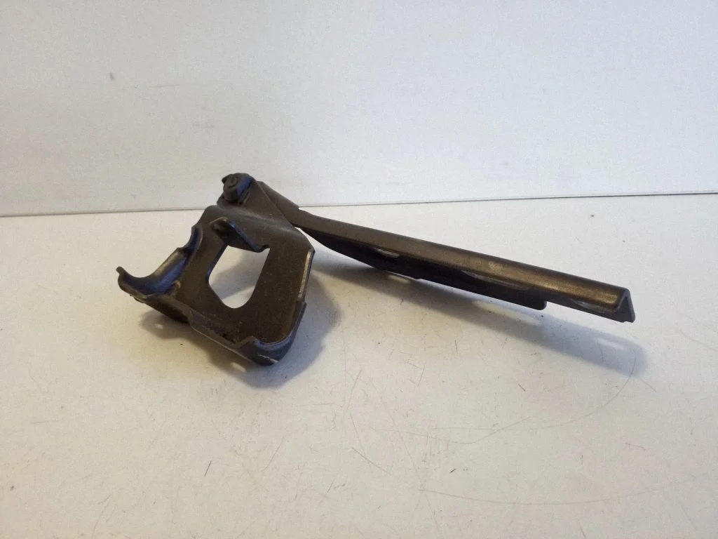 Motora pārsega eņģe (-es) 8T0323302E