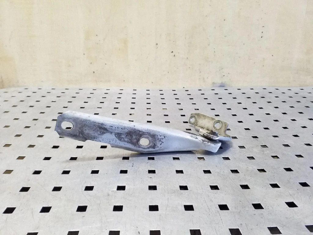 Engine bonnet/hood hinges 4B0823302D