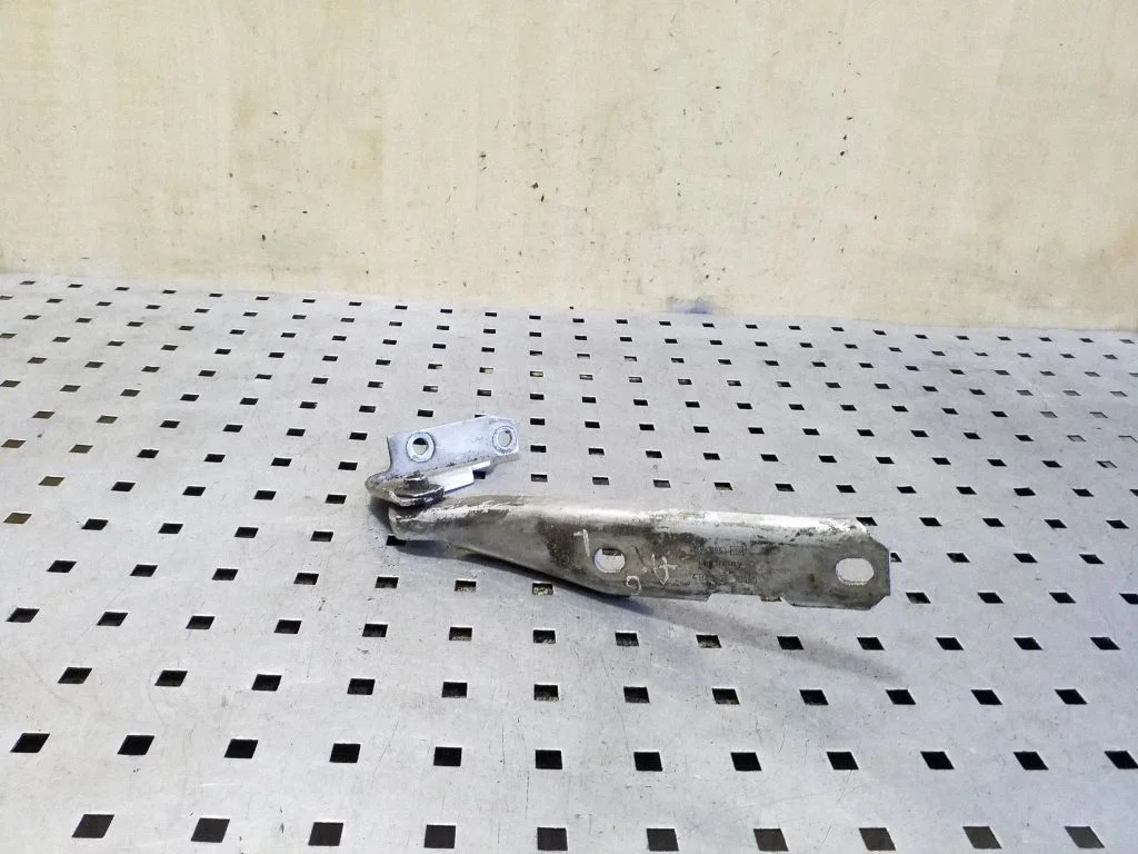 Engine bonnet/hood hinges 4B0823301D