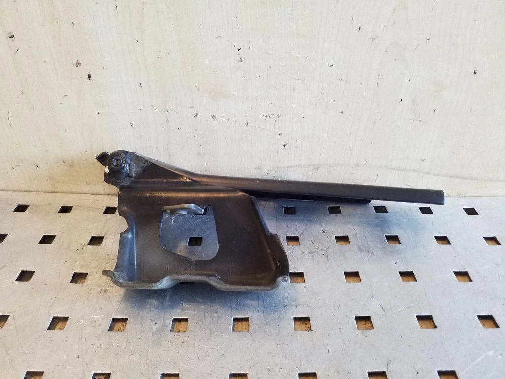 Engine bonnet/hood hinges 8T0823302