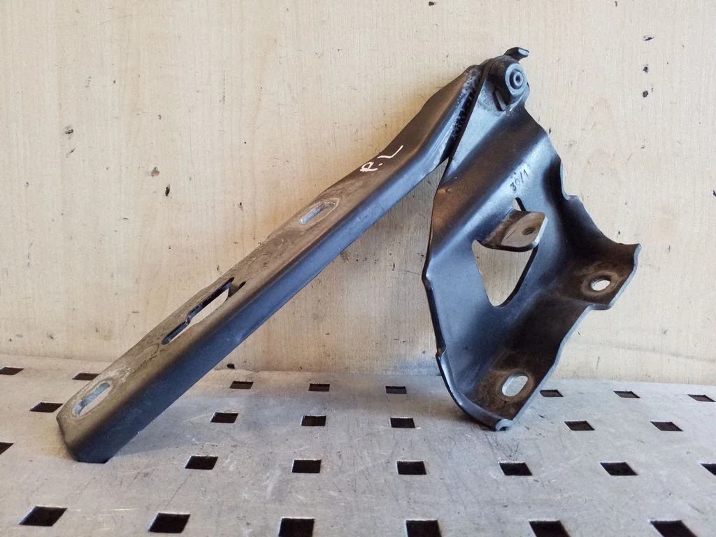 Engine bonnet/hood hinges 8T0823301