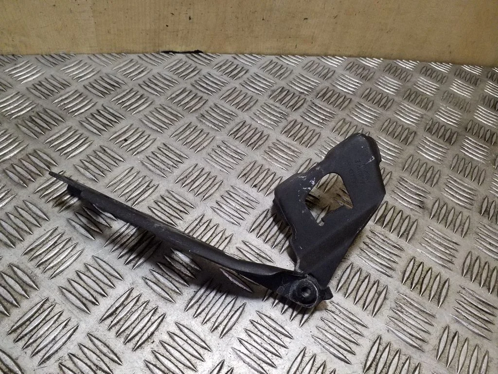 Engine bonnet/hood hinges 8T0823302E