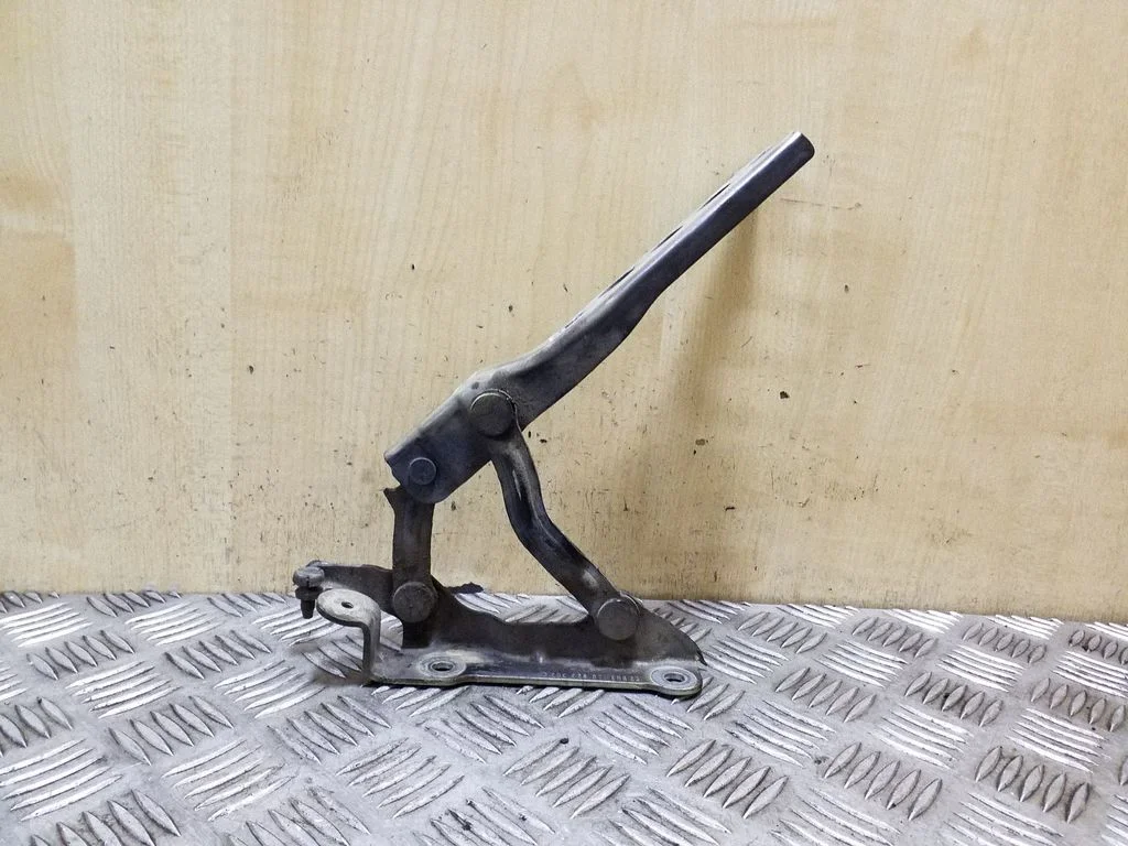 Engine bonnet/hood hinges 1Z0823302C