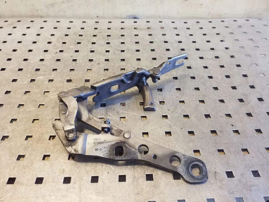 Engine bonnet/hood hinges 3411448