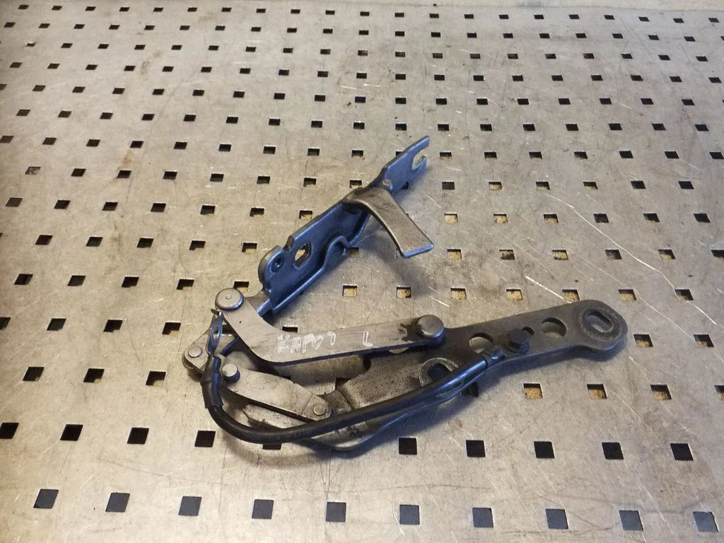 Engine bonnet/hood hinges 3411447