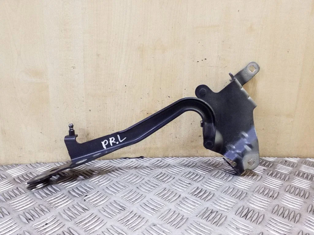 Motora pārsega eņģe (-es) 654010004R