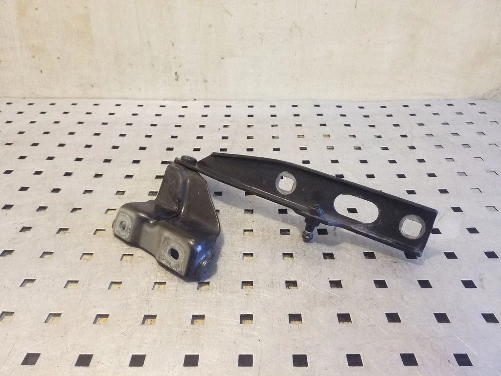 Engine bonnet/hood hinges 8R0823301A