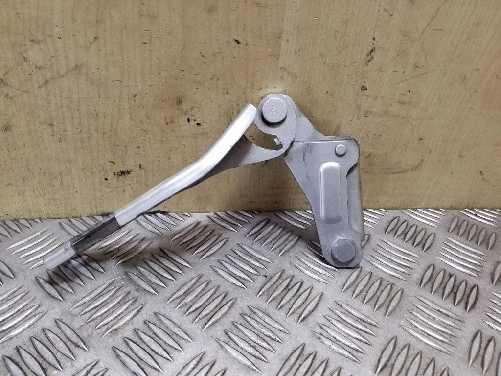 Mootorikapoti hinged 3R0823302A