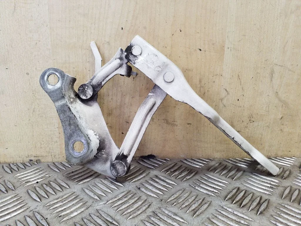 Motora pārsega eņģe (-es) 3T0823302B