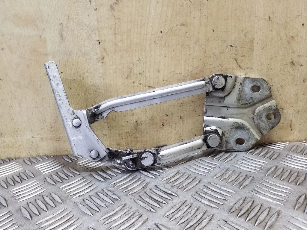 Engine bonnet/hood hinges 1T0823302