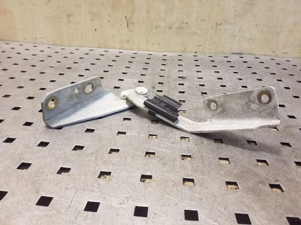 Mootorikapoti hinged XS4116801AF – Ford Focus (1998-2004)