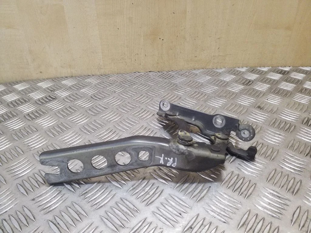 Engine bonnet/hood hinges – Skoda Octavia Mk2 (1Z) (2004-2013)