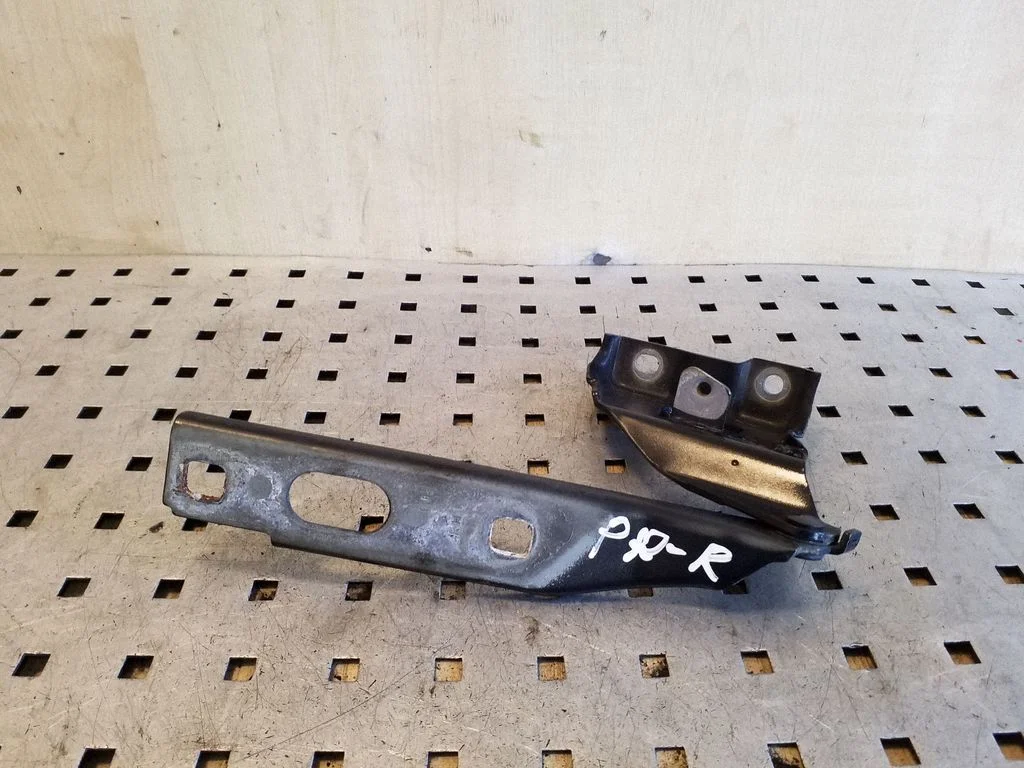 Engine bonnet/hood hinges 8T0823302