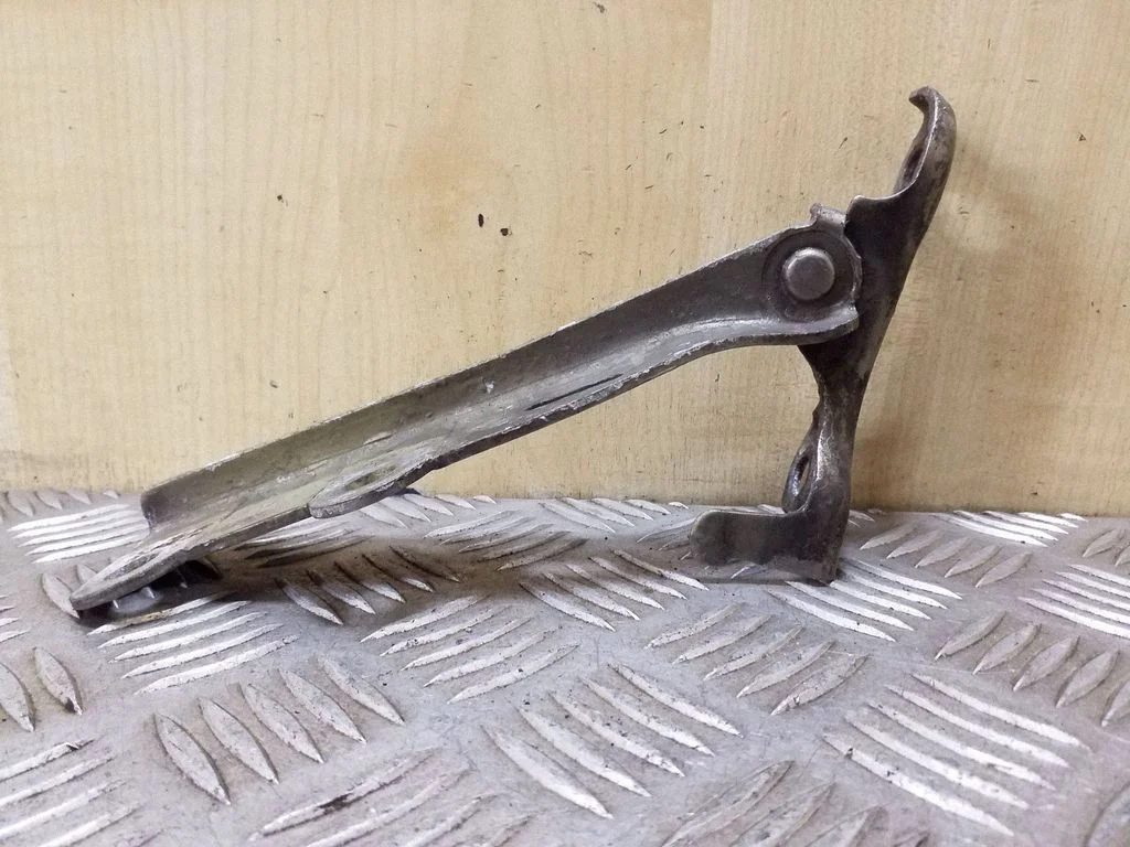 Engine bonnet/hood hinges – right