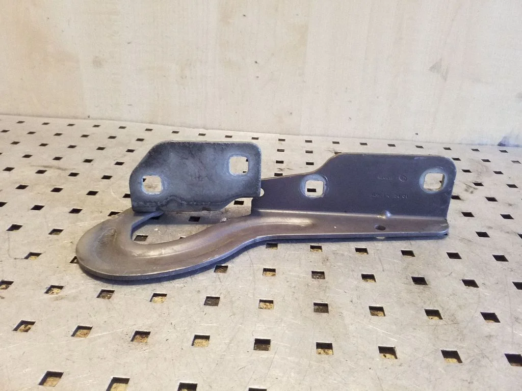 Engine bonnet/hood hinges 843529
