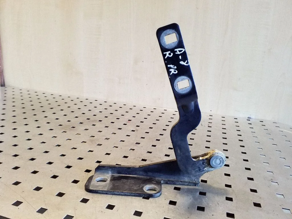 Engine bonnet/hood hinges 4D0823302C – Audi A8 S8 D2 4D (1994-2002)