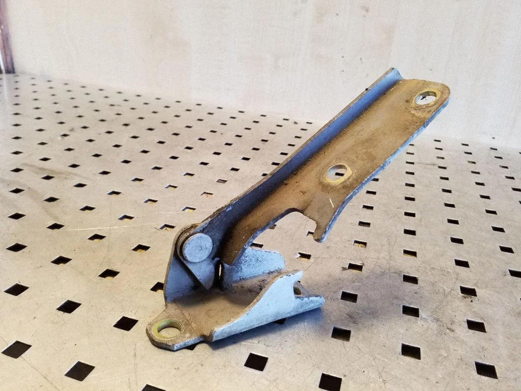 Engine bonnet/hood hinges