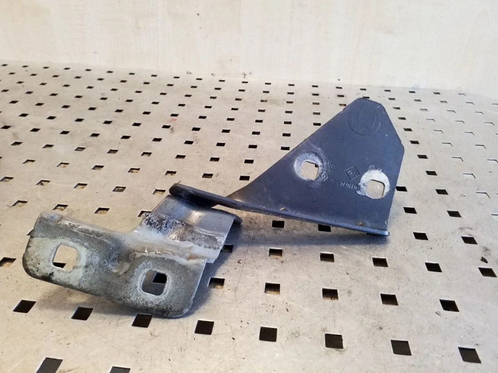 Engine bonnet/hood hinges 011074E