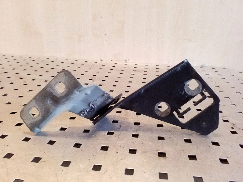 Engine bonnet/hood hinges 011075E
