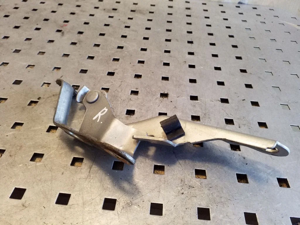 Engine bonnet/hood hinges – right
